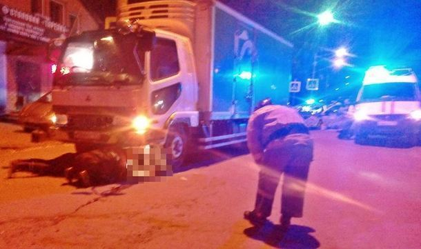 Под Новочеркасском двое пешеходов угодили под машину, один погиб Под Новочеркасском двое пешеходов угодили под машину, один погиб