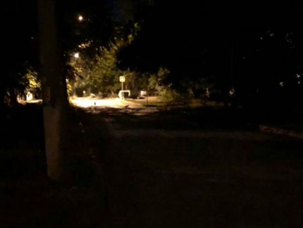 Жители Новочеркасска боятся ходить по погруженной во тьму улице Свободы Жители Новочеркасска боятся ходить по погруженной во тьму улице Свободы