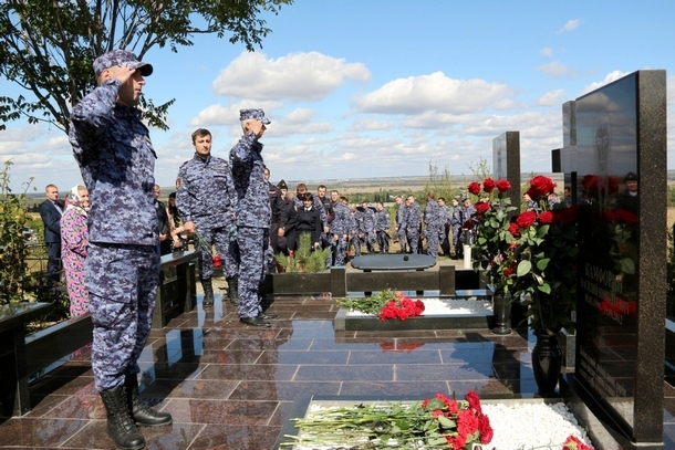 Сотрудники вневедомственной охраны почтили память погибших в Новочеркасске сослуживцев Сотрудники вневедомственной охраны почтили память погибших в Новочеркасске сослуживцев