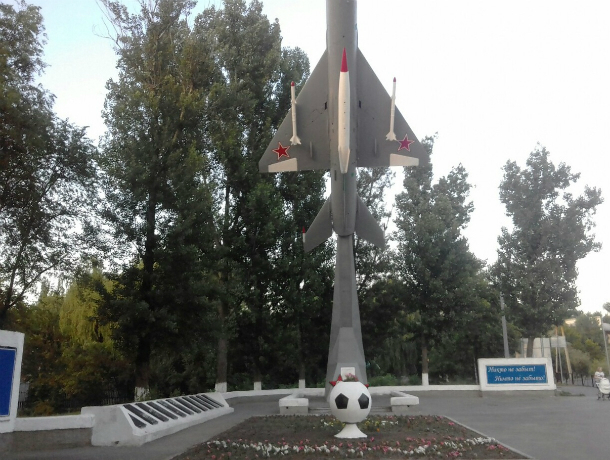 Цветник в виде футбольного мяча у памятника погибшим авиаторам не впечатлил новочеркасцев Цветник в виде футбольного мяча у памятника погибшим авиаторам не впечатлил новочеркасцев