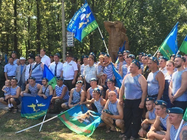 День ВДВ отпраздновали в Новочеркасске концертом и выставкой оружия День ВДВ отпраздновали в Новочеркасске концертом и выставкой оружия