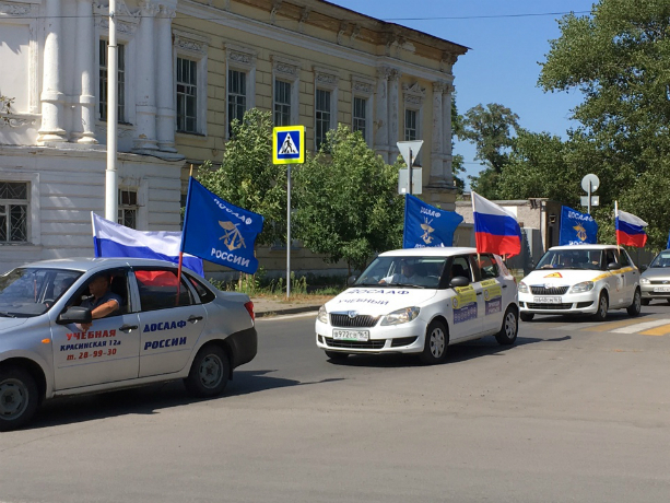 Казаки и духовенство встретили участников крупного автопробега в Новочеркасске Казаки и духовенство встретили участников крупного автопробега в Новочеркасске