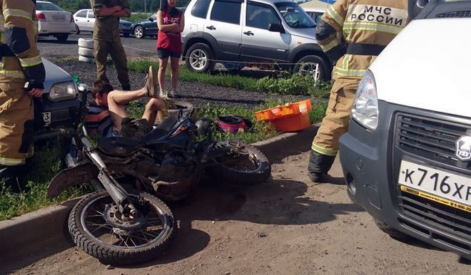 В Новочеркасске 15-летнего мотоциклиста сбила машина В Новочеркасске 15-летнего мотоциклиста сбила машина