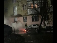 В Новочеркасске попала на видео сгоревшая прошлой ночью иномарка