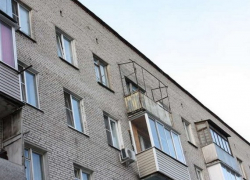 В Новочеркасске молодой мужчина упал с пятого этажа и остался жив