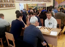 Житель Новочеркасска лидирует во Всероссийском турнире по русским шашкам