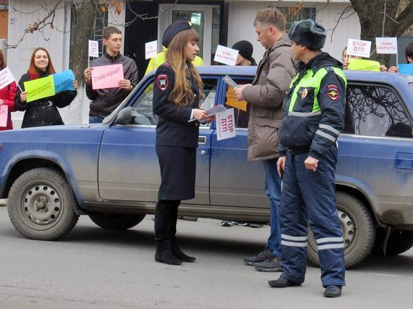 В Новочеркасске студенты выстроились вдоль дорог с плакатами об опасности
