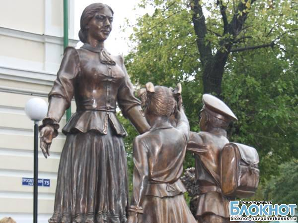 В Новочеркасске в День учителя открыли памятник первой учительнице