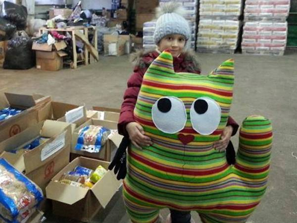 8-летняя новочеркасская предпринимательница сшила кота в подарок детям Донбасса