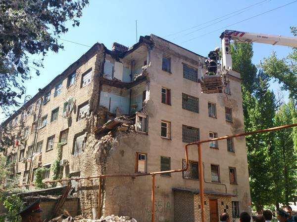 В Новочеркасске обрушившееся общежитие снова разваливается после капремонта