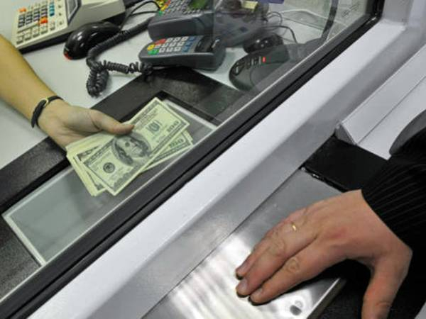 Для стабилизации курса рубля коммунисты предлагают ограничить продажу валюты населению