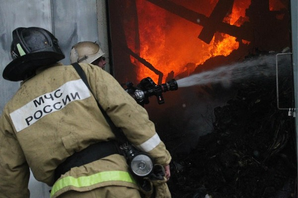 В Новочеркасске 5 пожарных машин тушили горящее здание железнодорожной больницы