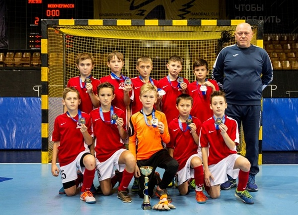 Школьники из Новочеркасска завоевали «серебро» областного турнира по мини-футболу
